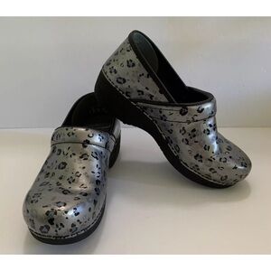 Dansko XP 20 Clogs Shoes 38 7.5 8 silver black comfort SEE PHOTOS FOR DESCRIPTIO